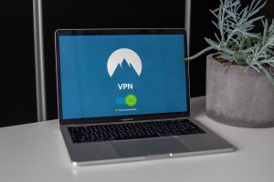 Ekran laptopa na kojem piše VPN